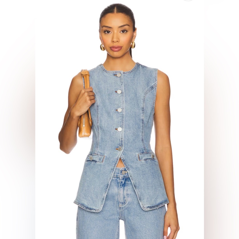 🩷. Light Blue Denim Sleeveless Button-Front Jeans Top